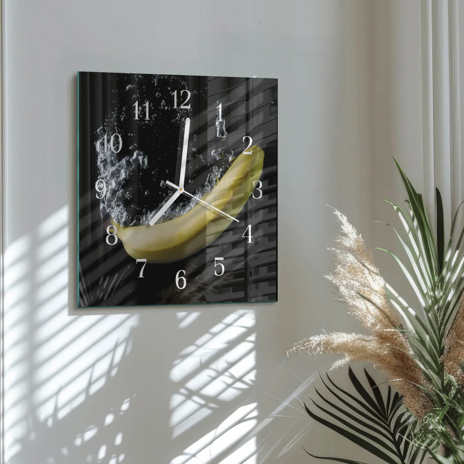Artystyczny zegar 30x30 Banan szklany ścienny