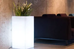 Biała donica Tower Pot z oświetleniem