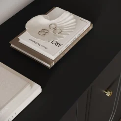 Komoda LIBERTY 4D na drewnianych nóżkach, czarny