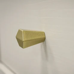 KONSIMO FLOREN Szeroka komoda 124 cm do salonu na złotych nóżkach