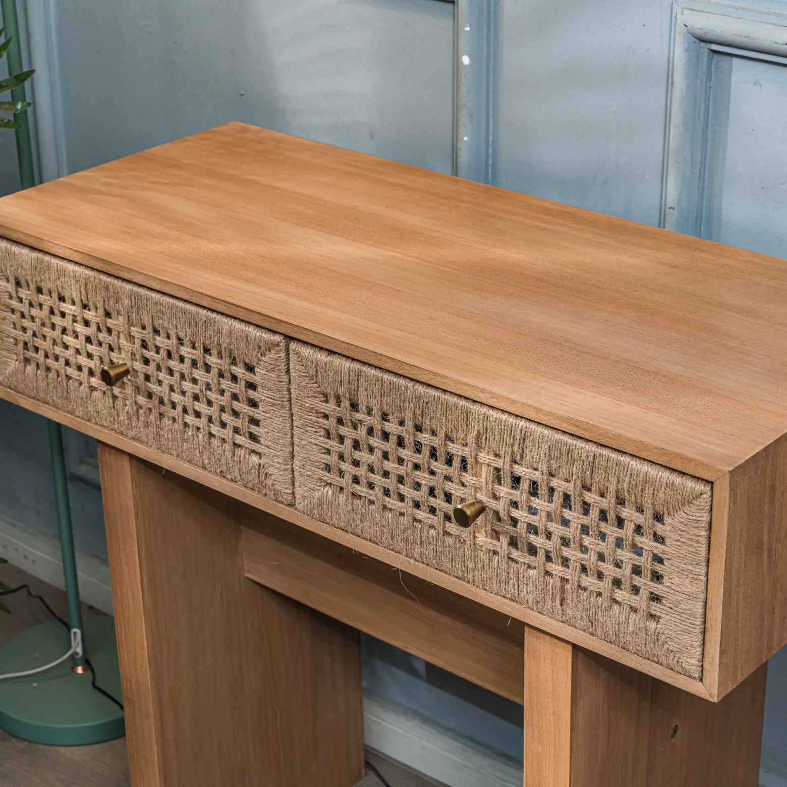 Konsola z 2 szufladami z drewna i naturalną sznurówką