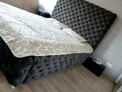 Łóżko Styl Chesterfield Figo Extra Szare Stelaż Drewno 140