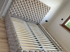 Łóżko Styl Chesterfield Figo Extra Szare Stelaż Drewno 140