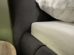 Łóżko tapicerowane z pojemnikiem i nóżkami Slim XI