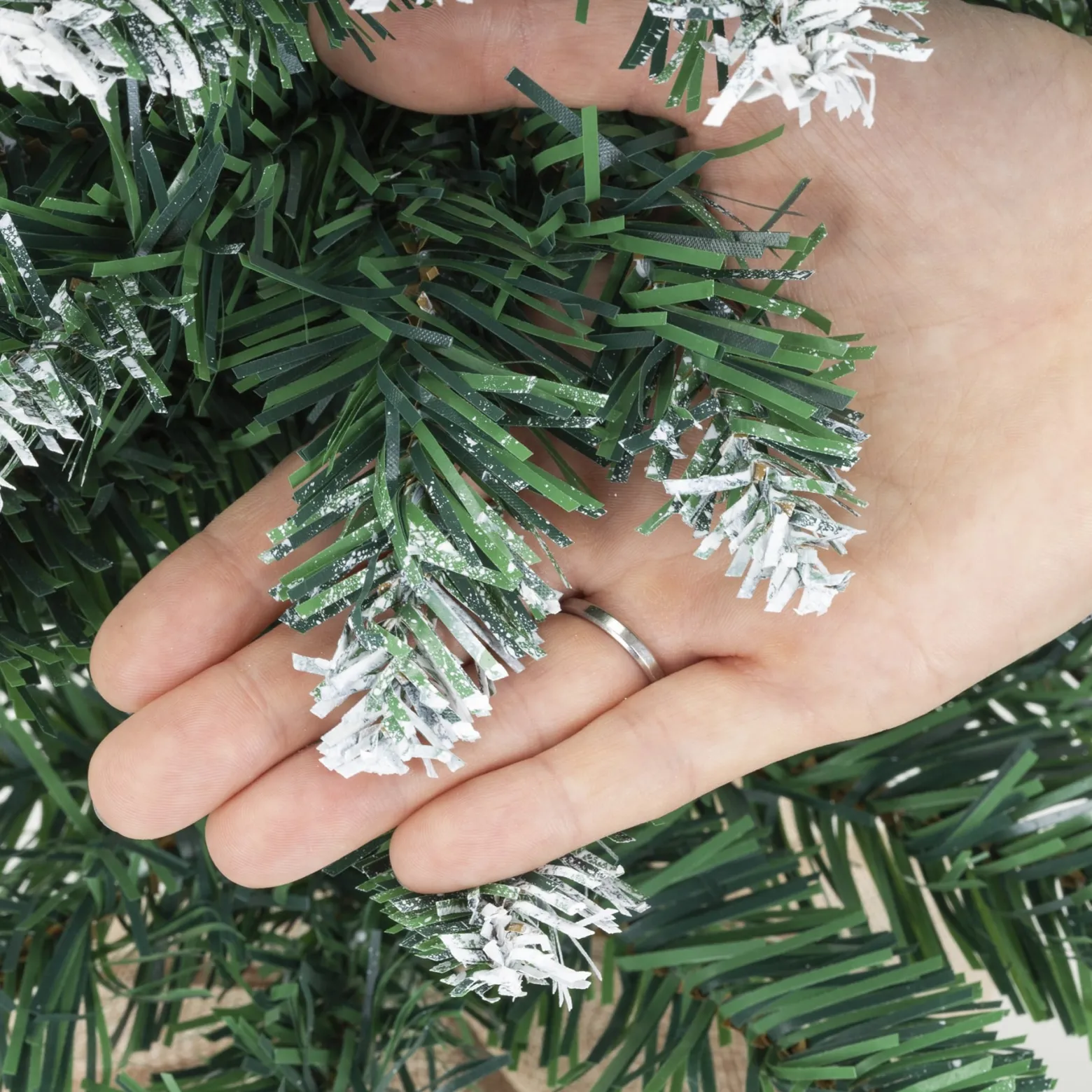 Mała choinka sztuczna 60 cm sosna ośnieżona z jutą na biurko mini ozdoba