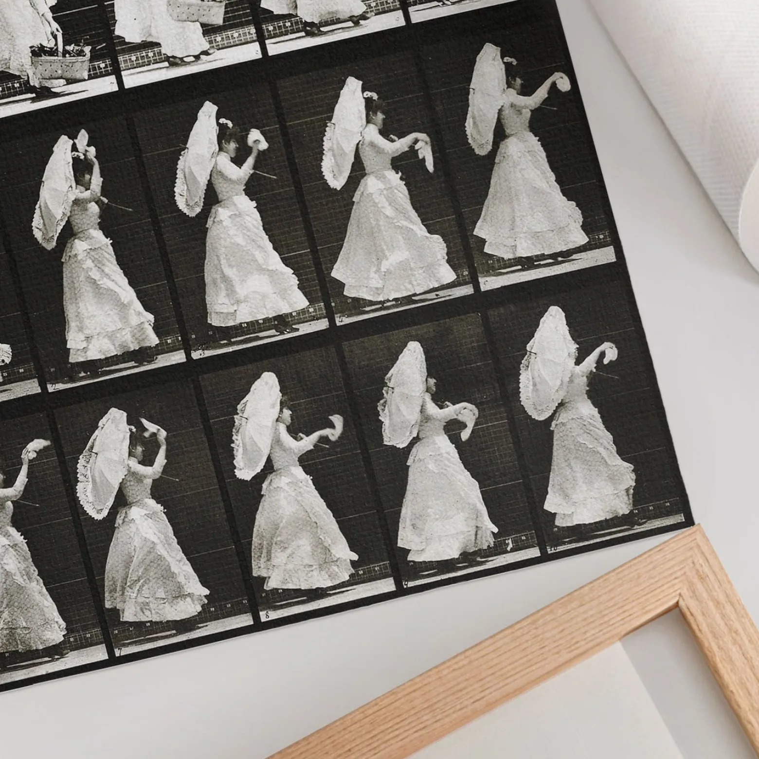 Nowoczesne plakaty A4 Kobieta machająca chusteczką (1887) E. Muybridge’a