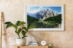 Obraz z mchem - Tatry - Morskie oko 60x40 cm Biała Rama