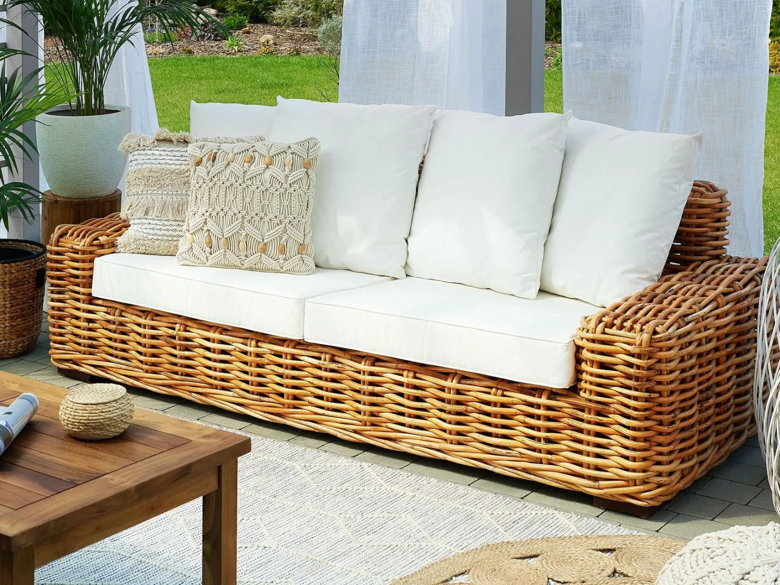 Ogrodowa sofa rattanowa z poduszkami