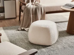 Puf podnóżek boucle 50 x 33 cm złamana biel nowoczesny wygląd