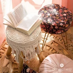 Stołek boho z siedziskiem pokrytym makramą, wys.42 cm
