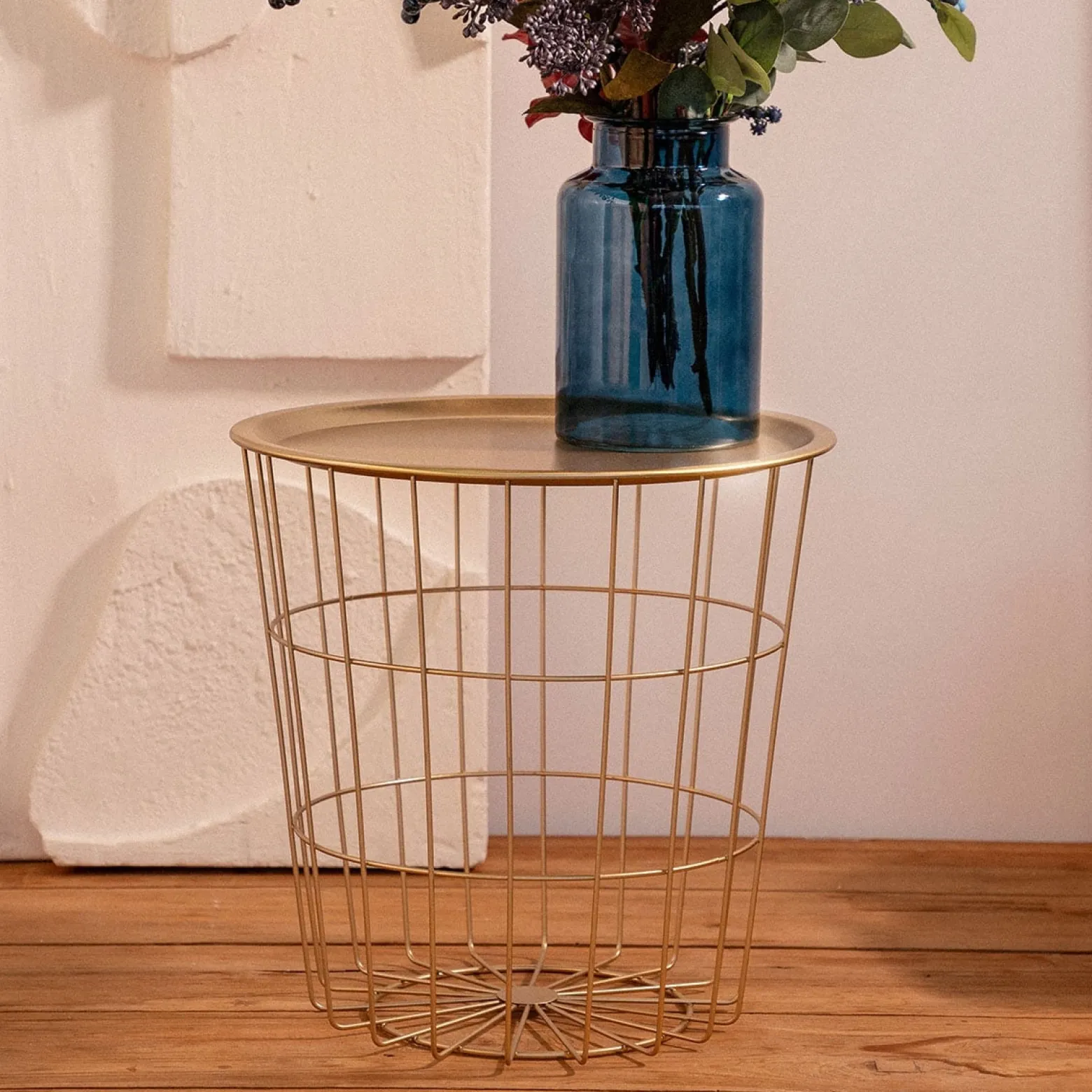 Stolik SCANDI złoty ze złotym blatem 41x41x41 cm HOMLA